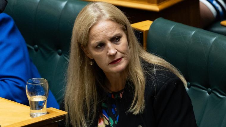Minister finally apologises to beneficiaries after repeated questioning