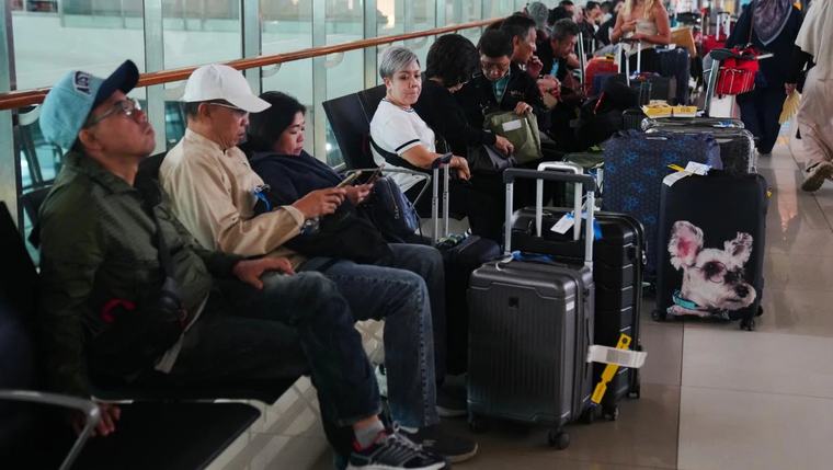 Indonesia cancels flights at Jakarta airport and others as Anak Krakatau volcano erupts