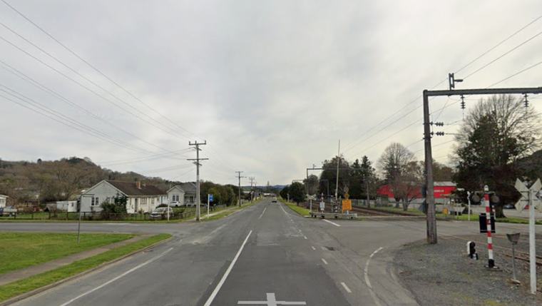 Crash blocks SH3 in Te Kūiti, Serious Crash Unit called